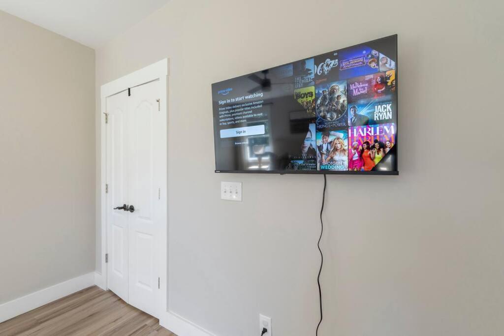 Brand New Cozy Modern Bungalow W/Hot Tub+Movieroom 7 Min From Uptown Charlotte Exterior photo